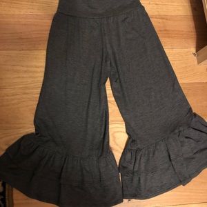 Size small ruffle bottom capris NWT